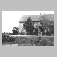080-0012 Irmgard Weinreich aus Pregelswalde am Muehlenhaus. Links der Patschkeweg.jpg